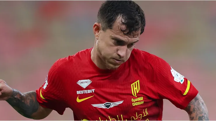 Otávio em campo pelo Al-Qadsiah. (Photo by Yasser Bakhsh/Getty Images)