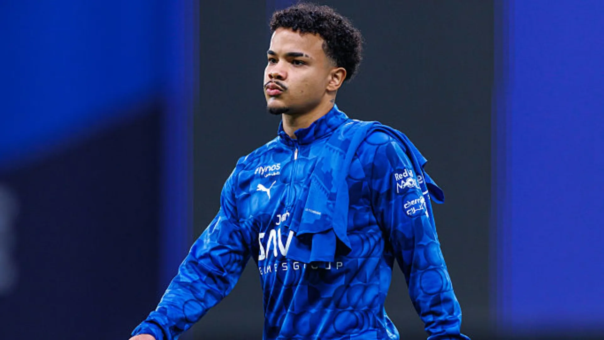 Kaio César em jogo do Al-Hilal, com uma camisa no ombro