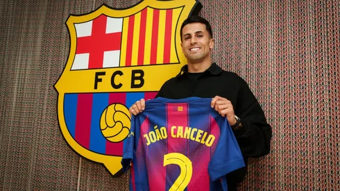 João Cancelo está de volta ao Barcelona