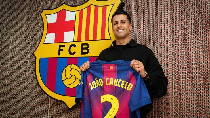 João Cancelo está de volta ao Barcelona