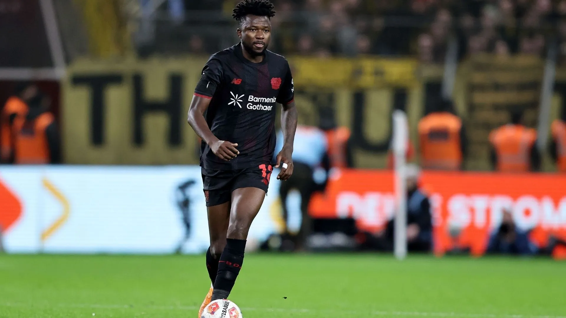 Edmond Tapsoba, alvo do Manchester United, em jogo do Bayer Leverkusen. Foto: Christof Koepsel/Getty Images