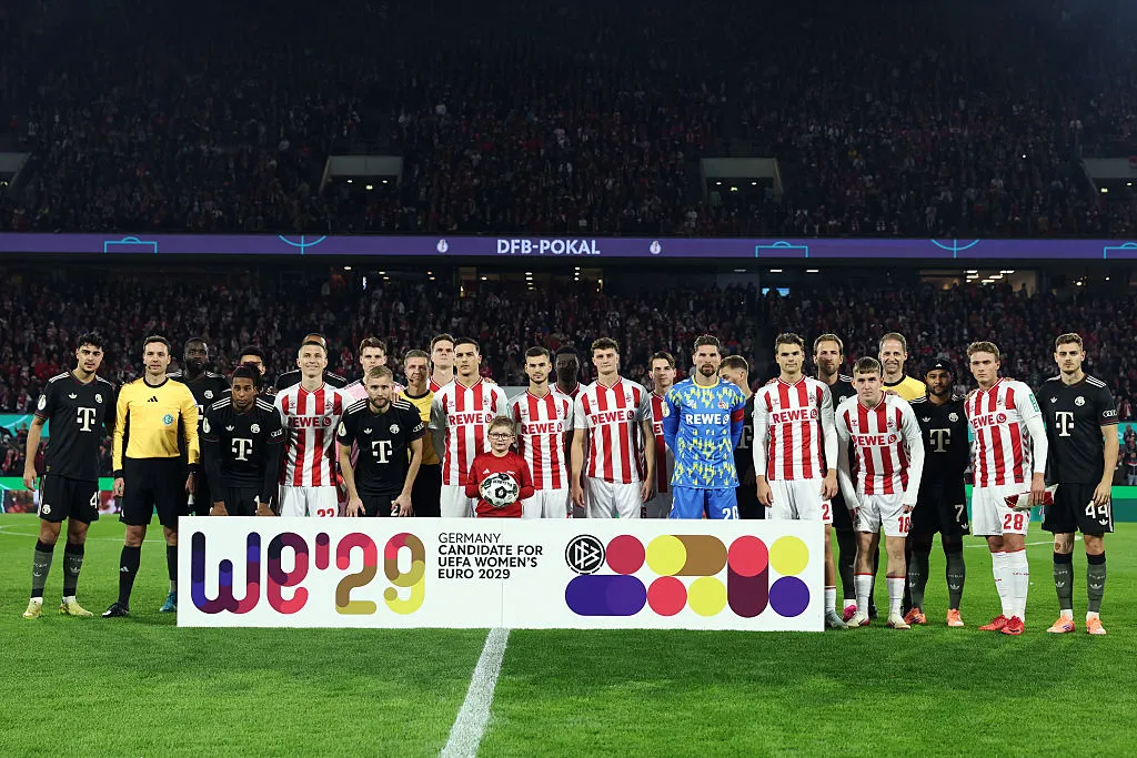 Jogadores do FC Bayern de Munique e do 1. FC Köln posam para uma foto com a placa “We’29 Germany Candidate for UEFA Women’s EURO 2029” antes da partida da Copa da Alemanha entre 1. FC Köln e FC Bayern de Munique no RheinEnergieStadion em 29 de outubro de 2025 em Colônia, Alemanha. (Foto de Lars Baron/Getty Images)