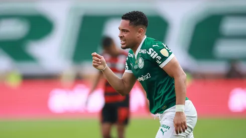 Vitor Roque em jogo do Palmeiras (Hector Vivas/Getty Images)