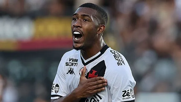 Rayan, do Vasco, em campo, com a mão na cruz de malta