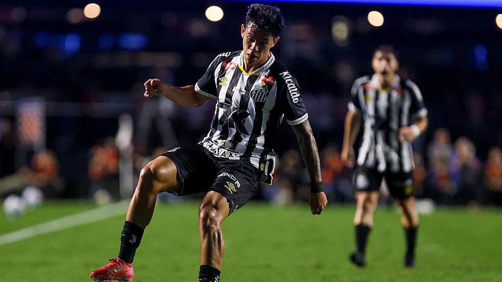 JP Chermont, alvo do Ajax, em jogo do Santos. Foto: Ricardo Moreira/Getty Images
