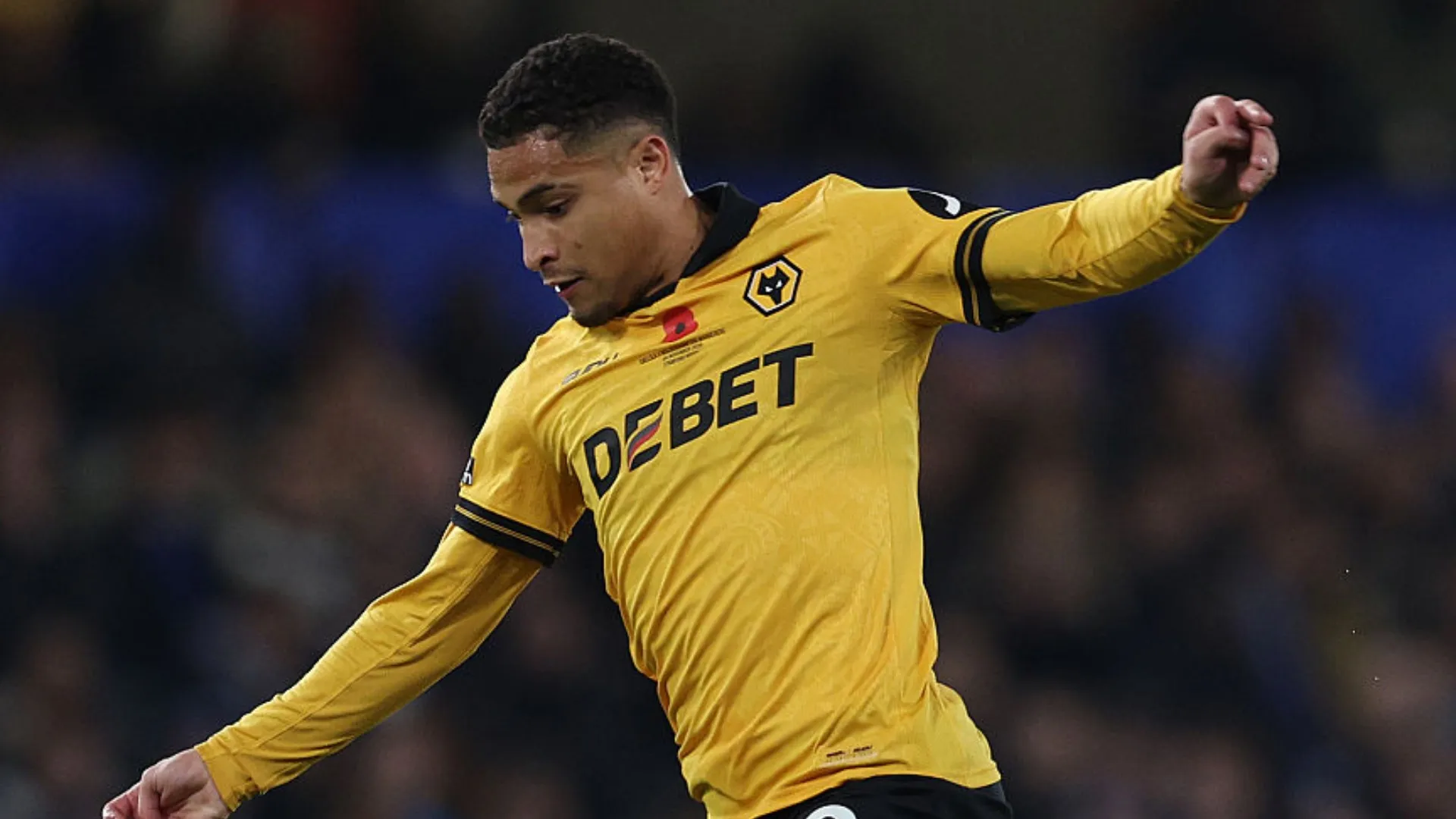 João Gomes, de perfil, durante jogo do Wolverhampton. Jogador é ex-Flamengo