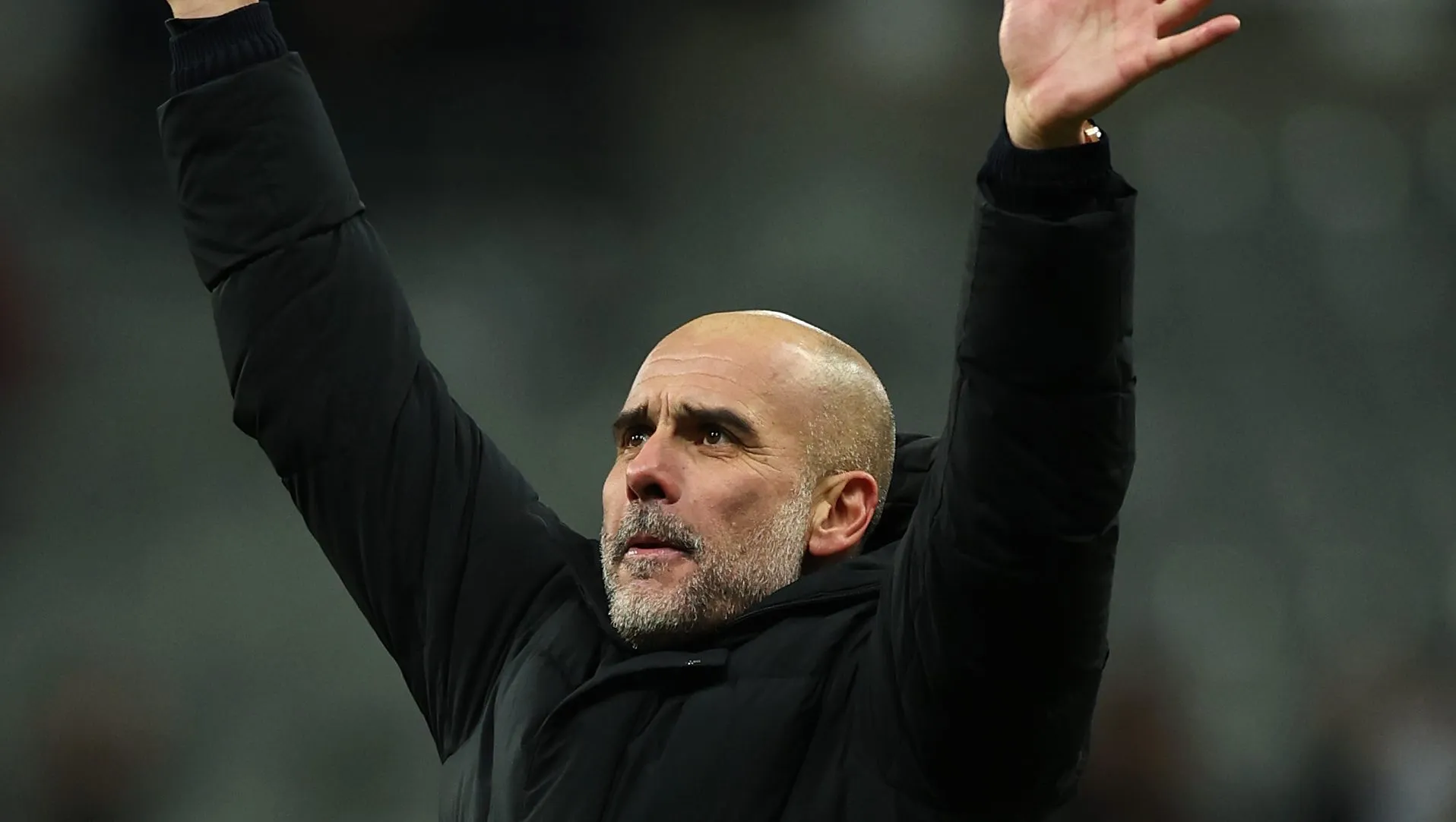Pep Guardiola, técnico do Manchester City, comemora a vitória após o jogo de ida da semifinal da Carabao Cup entre Newcastle United e Manchester City, em St James' Park, em 13 de janeiro de 2026, em Newcastle upon Tyne, Inglaterra. (Foto: Michael Regan/Getty Images)