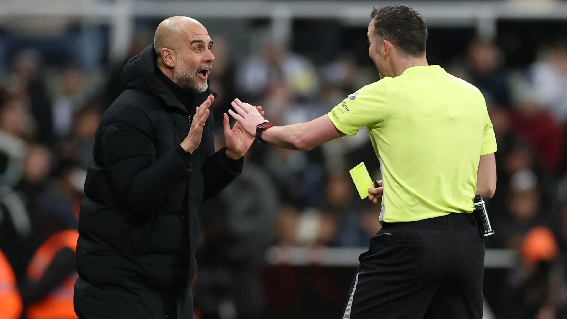 Guardiola interage com árbitro Chris Kavanagh durante partida da Carabao Cup. Foto: Stu Forster/Getty Images