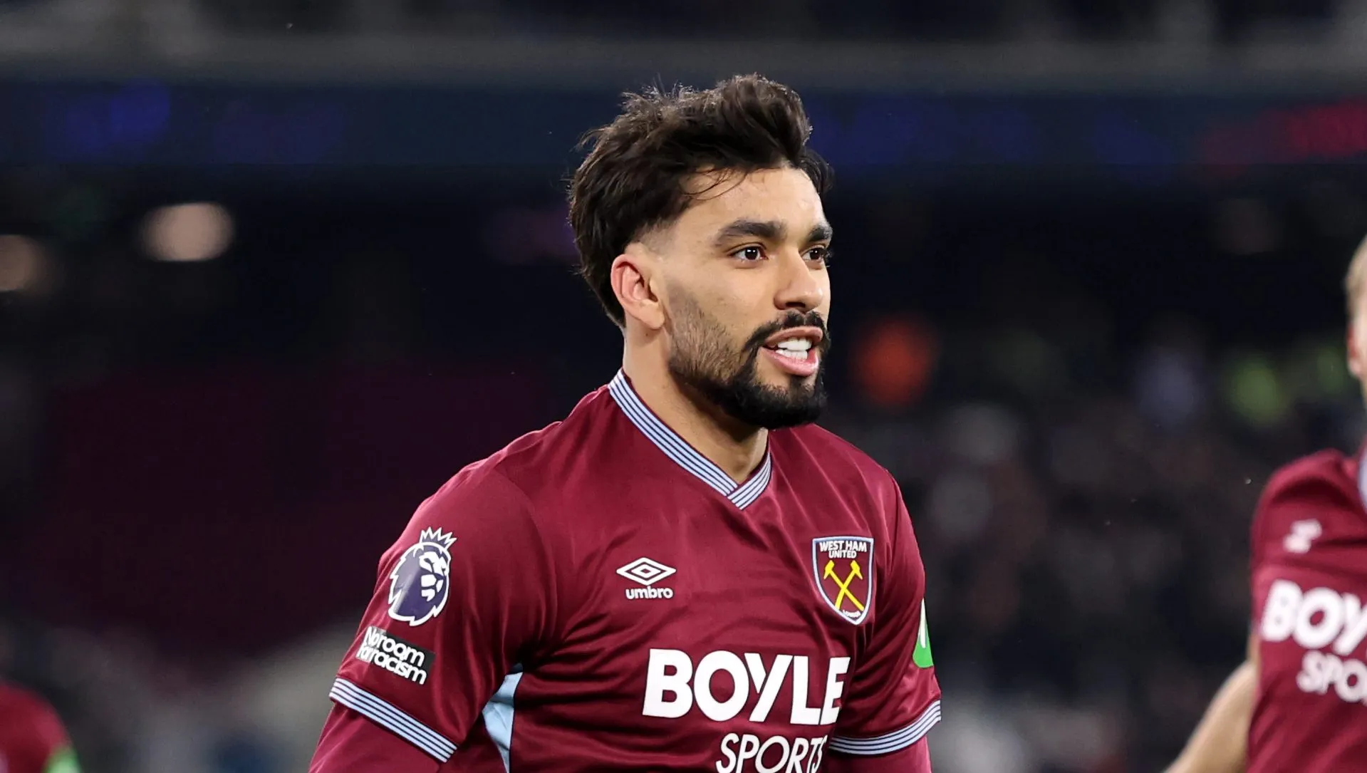 Lucas Paquetá, do West Ham United, comemora o primeiro gol de sua equipe, um gol contra marcado por Murillo, do Nottingham Forest (não aparece na foto), durante a partida da Premier League entre West Ham United e Nottingham Forest, no Estádio Olímpico de Londres, em 6 de janeiro de 2026, em Londres, Inglaterra. (Foto: Julian Finney/Getty Images)