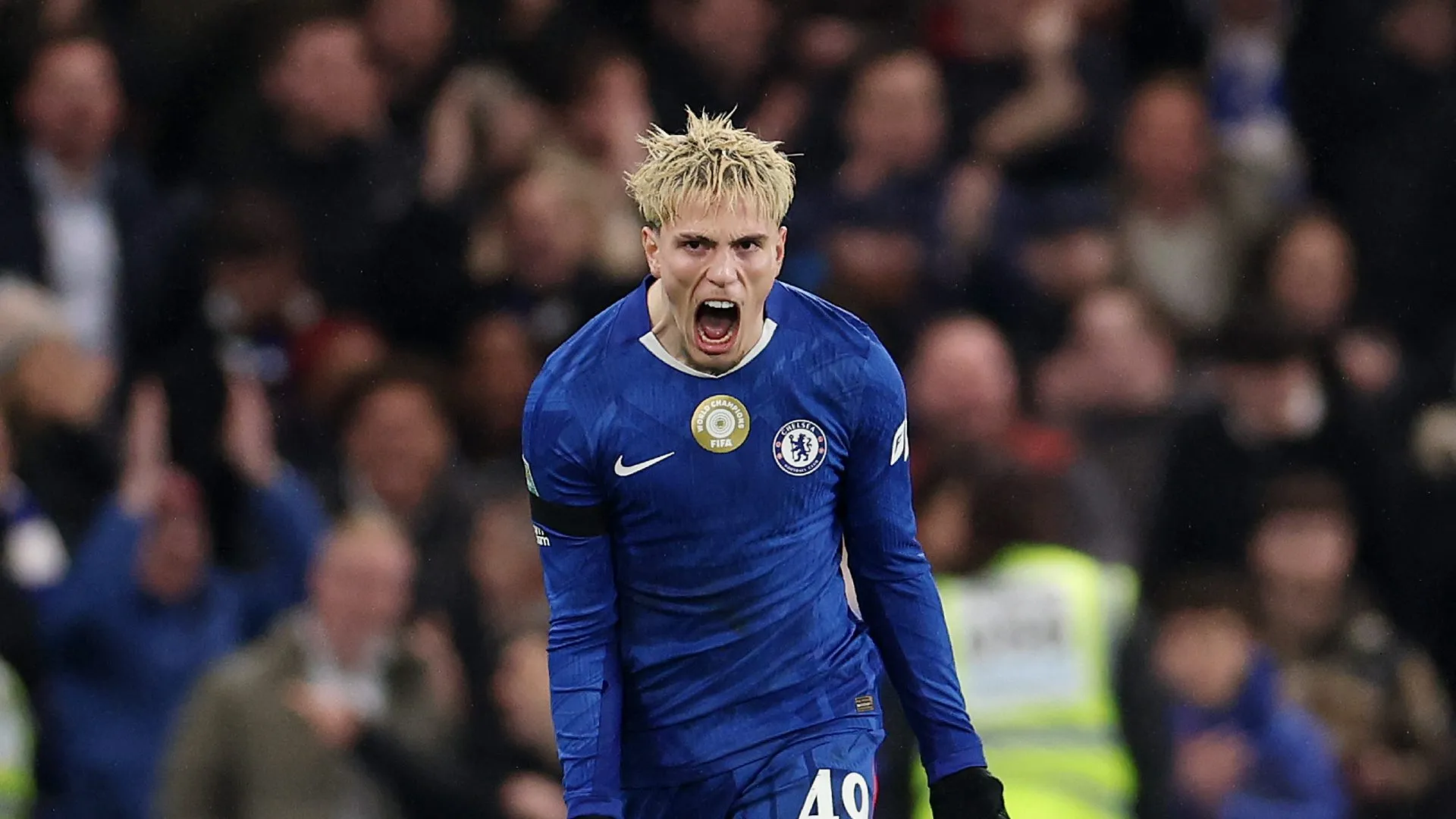 Garnacho comemorando pelo Chelsea pós marcar contra o Arsenal