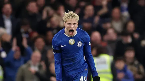 Garnacho vira herói da torcida do Chelsea após brilhar contra o Arsenal. Foto: Alex Pantling/Getty Images