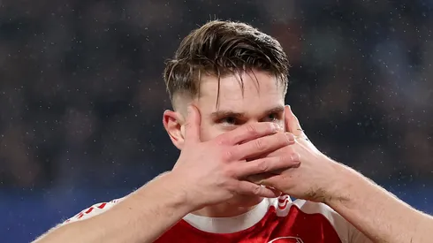 Gyökeres marca pelo Arsenal em fase difícil e atletas correm para apoiá-lo. (Photo by Alex Pantling/Getty Images)