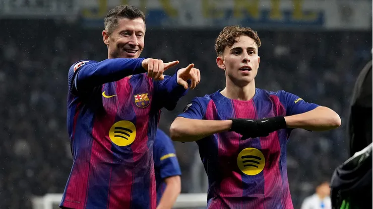 Fermín López e Robert Lewandowski. (Photo by Alex Caparros/Getty Images)