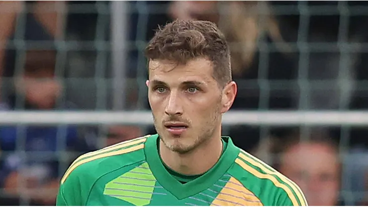 Genoa desiste de Bento e agora sonda Karl Hei, goleiro do Arsenal. Foto: IMAGO / Crystal Pix