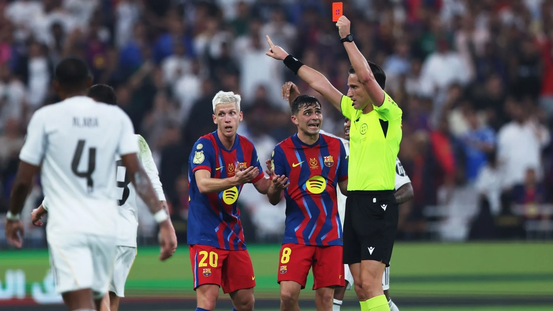 O árbitro Jose Luis Munuera Montero expulsou De Jong, na final da Supercopa da Espanha entre Barcelona e Real Madrid (foto: Yasser Bakhsh/Getty Images)