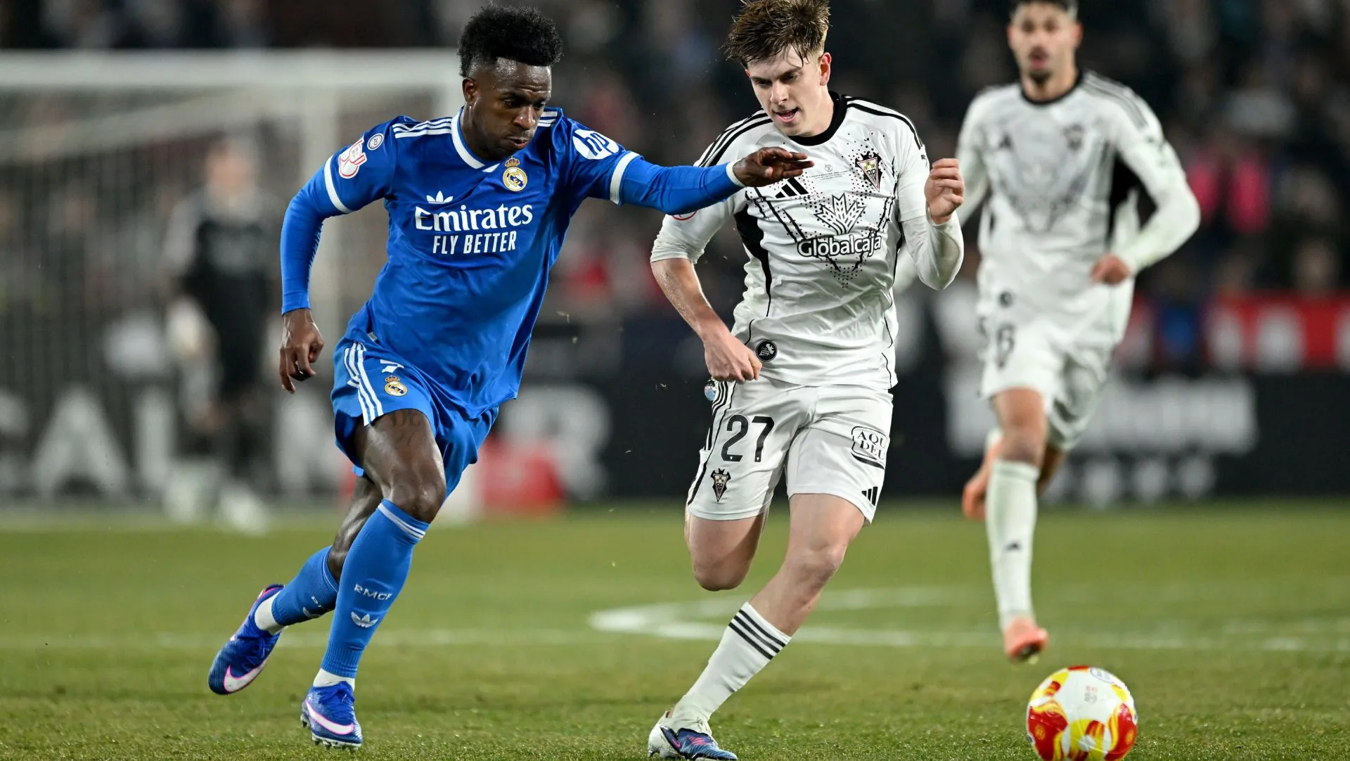 Vinicius Jr, do Real Madrid, luta pela posse de bola durante partida da Copa do Rei. Foto: Denis Doyle/Getty Images