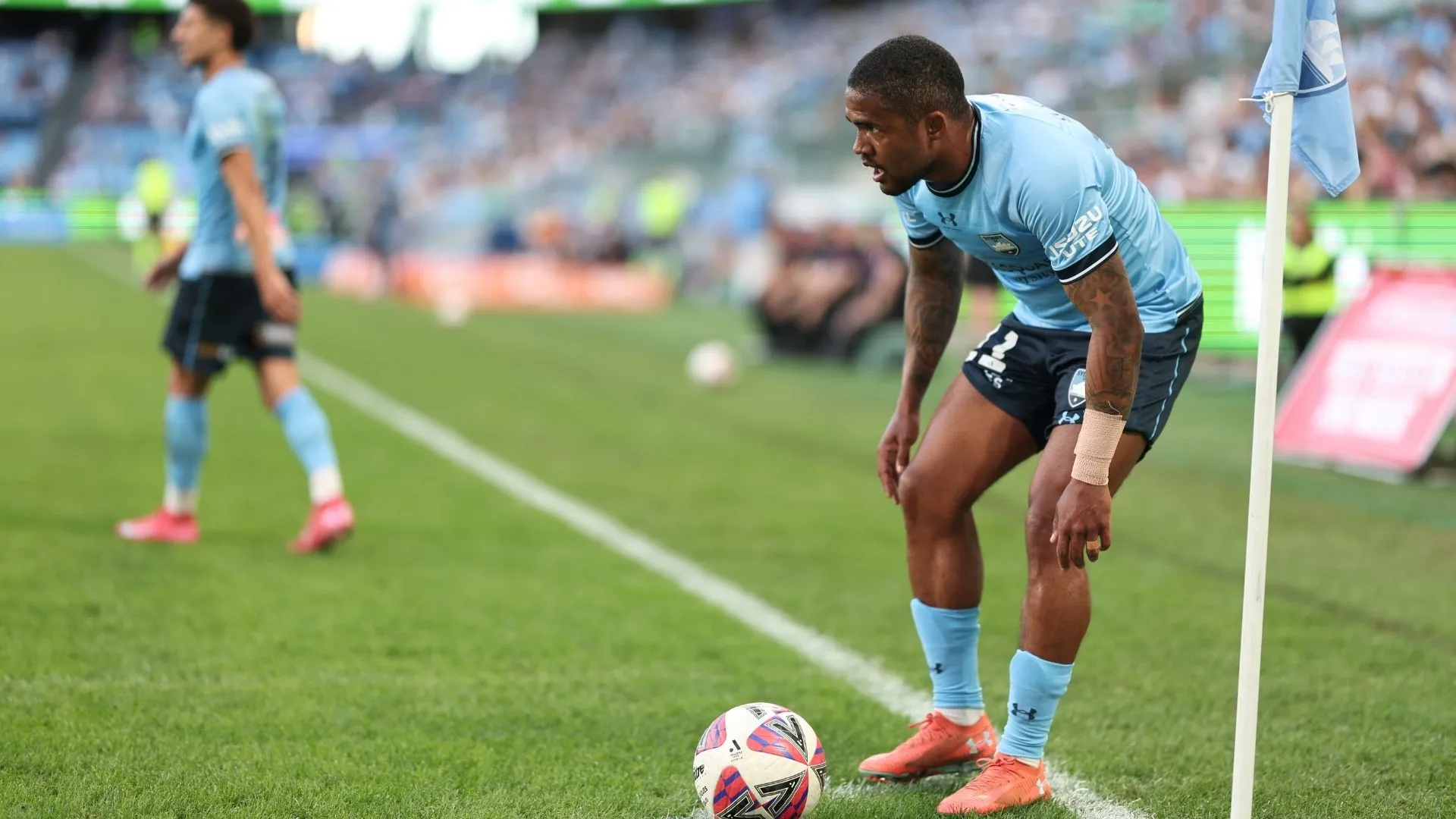 Douglas Costa cobrando escanteio pelo Sydney FC (foto: Jeremy Ng/Getty Images)