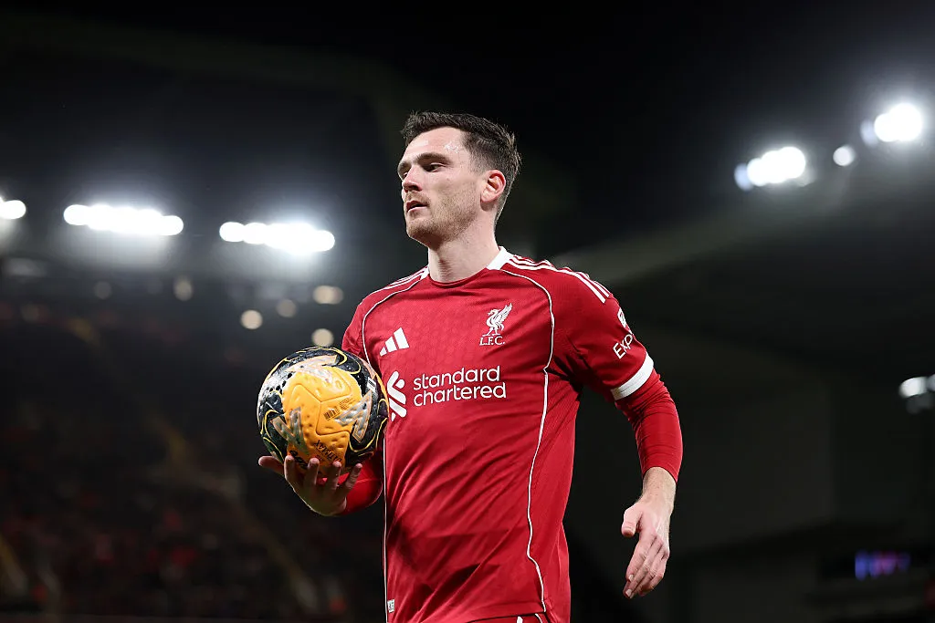 Andy Robertson, em campo, segurando a bola