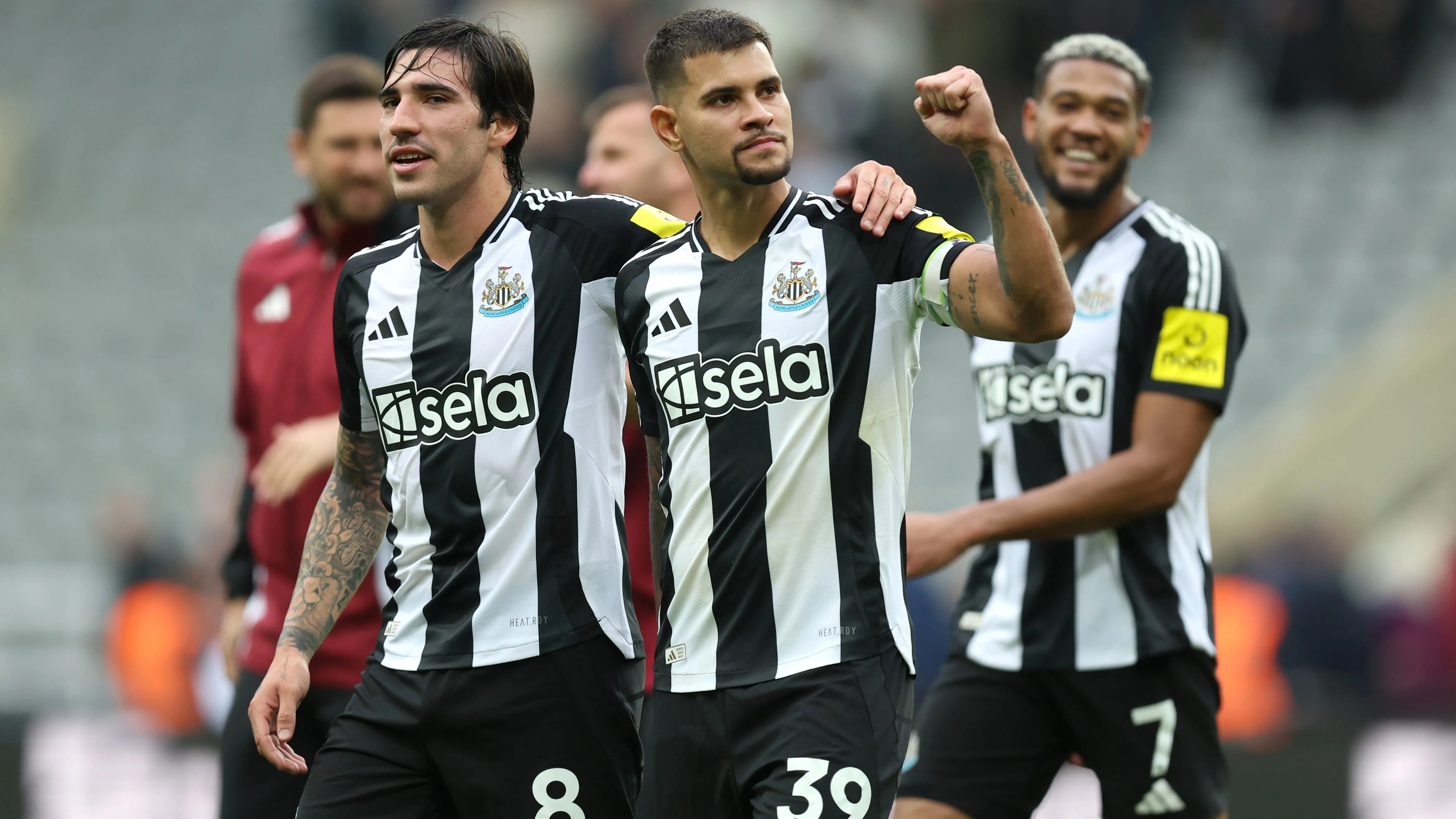 Sandro Tonali, Bruno Guimarães e Joelinton juntos no Newcastle. Foto: George Wood/Getty Images