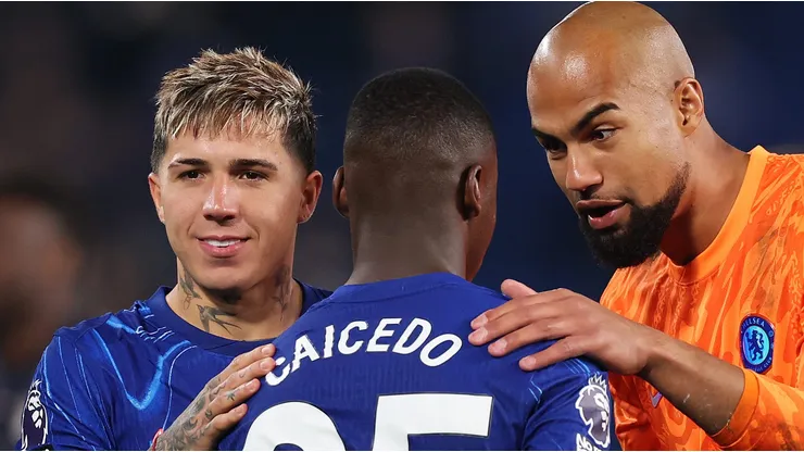 Jogadores do Chelsea conversam após jogo contra o Tottenham. (Photo by Julian Finney/Getty Images)