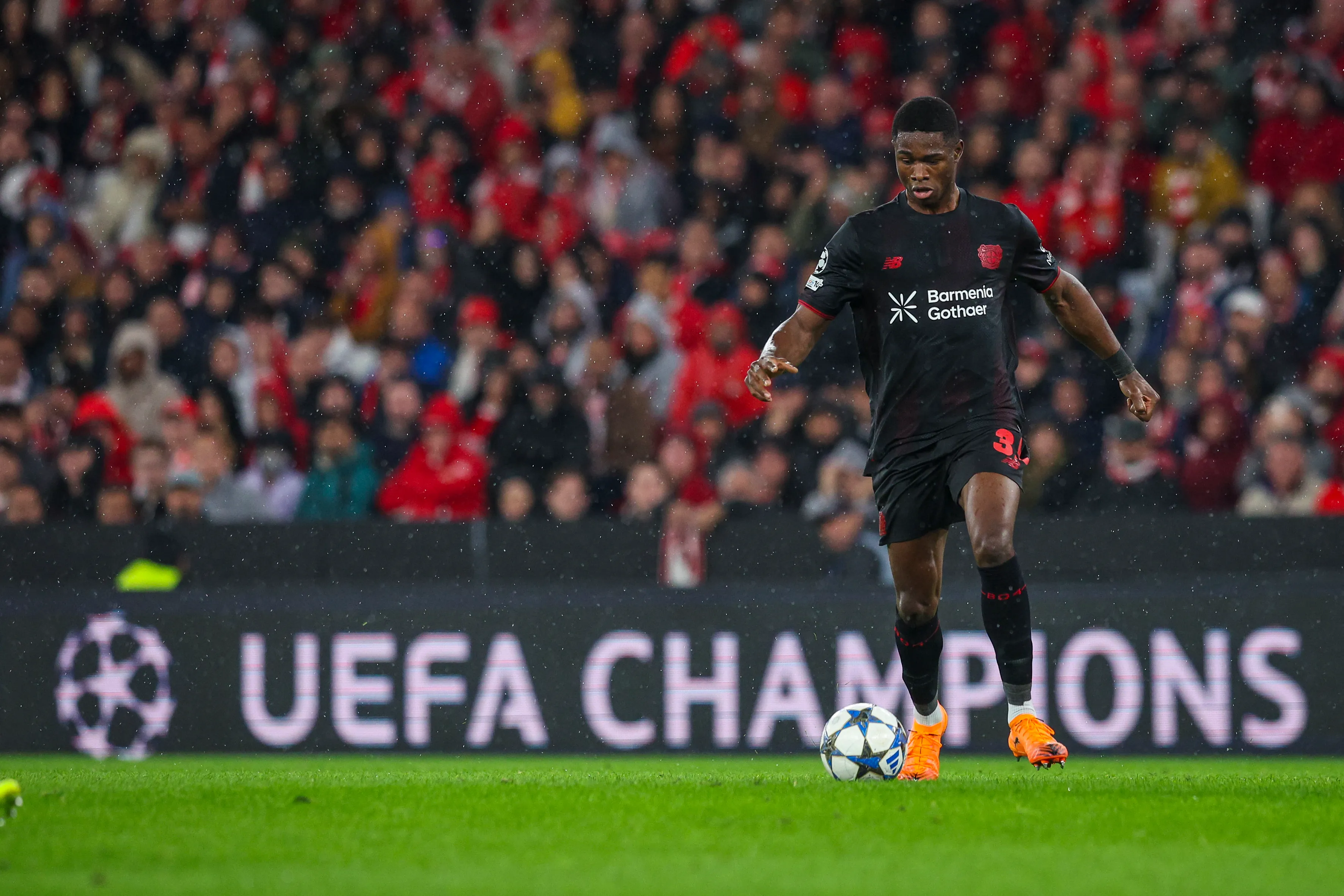 Christian Kofane em ação pelo Bayer Leverkusen. (Foto: Carlos Rodrigues/Getty Images)