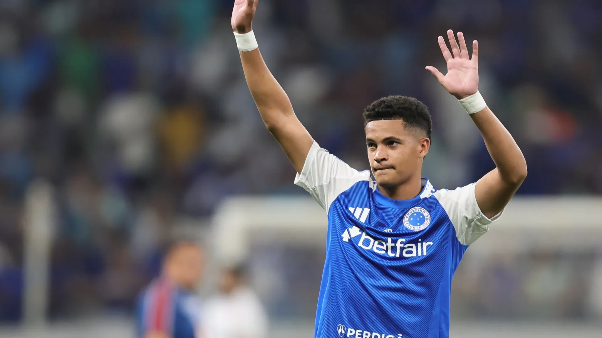 Kauã Prates, com as mãos pro alto, acena para a torcida do Cruzeiro