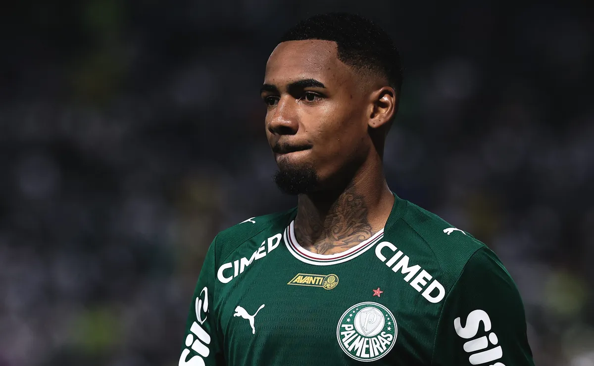 Aston Villa intensifica busca por Allan, joia do Palmeiras, em meio a negociações acirradas