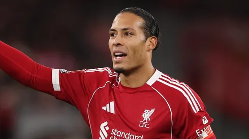 Van Dijk durante partida do Liverpool. (Photo by Carl Recine/Getty Images)
