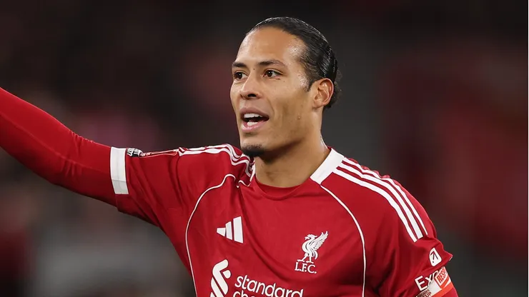Van Dijk durante partida do Liverpool. (Photo by Carl Recine/Getty Images)