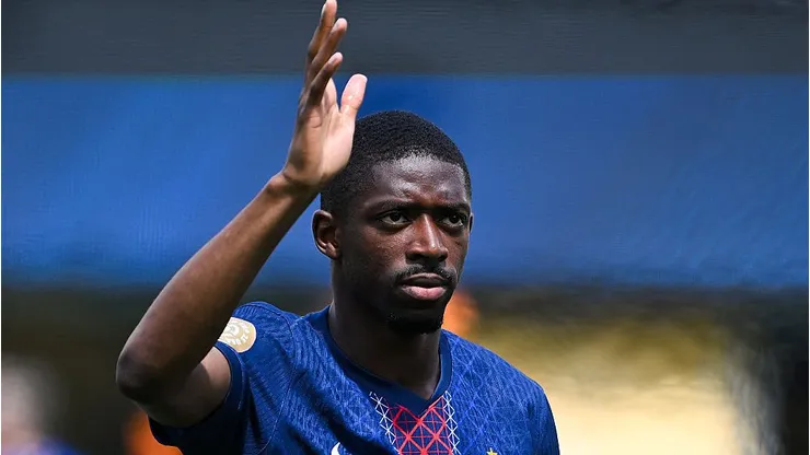 Segundo o L'Equipe, se Dembélé não se mostrar irredutível, pode ser um alvo da Arábia Saudita, como informou especialistas do mercado (Foto: David Ramos/Getty Images)