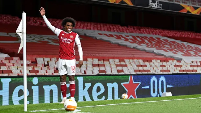 Willian se prepara para cobrar escanteio durante partida da Europa League em 2021. Foto: Shaun Botterill/Getty Images