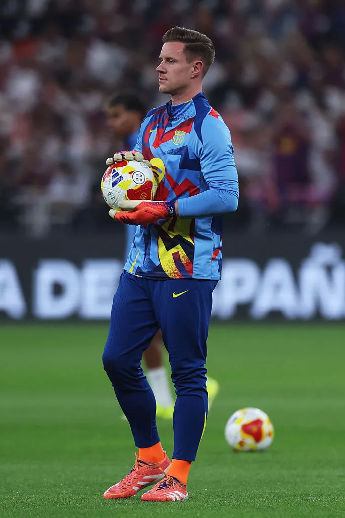 Marc-André ter Stegen, do FC Barcelona, ​​aquece antes da final da Supercopa da Espanha entre FC Barcelona e Real Madrid no Estádio King Abdullah Sports City Hall, em 11 de janeiro de 2026, em Jeddah, Arábia Saudita. (Foto de Yasser Bakhsh/Getty Images)