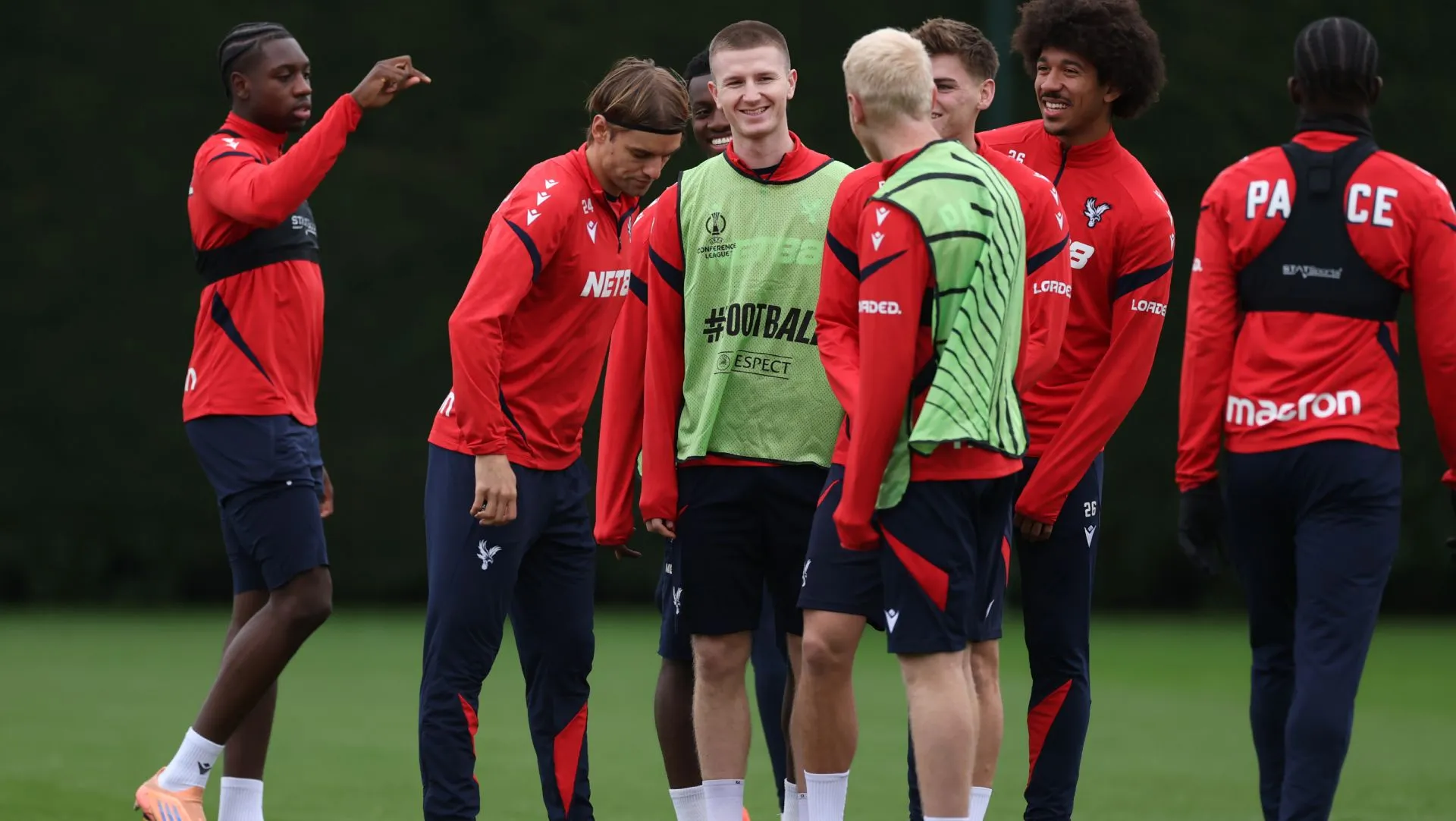Jogadores do Crystal Palace durante treinamento para Conference League. Foto: Alex Davidson/Getty Images