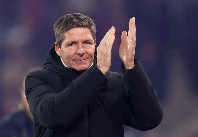 A diretoria do Manchester United tem Oliver Glasner como candidato forte para substituir Ruben Amorim. Nesta sexta (16), o comandante revelou que deixará o Crystal Palace ao final da temporada, mas que ainda não conversou com nenhum clube. Essa pode ser a oportunidade dos Red Devils, mas o treinador tem condições para aceitar, segundo TEAMtalk. (Foto: Julian Finney/Getty Images)