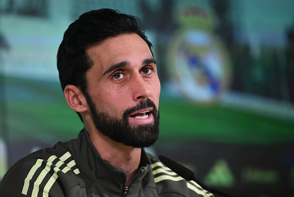 Alvaro Arbeloa, treinador do Real Madrid, sentado, na entrevista coletiva