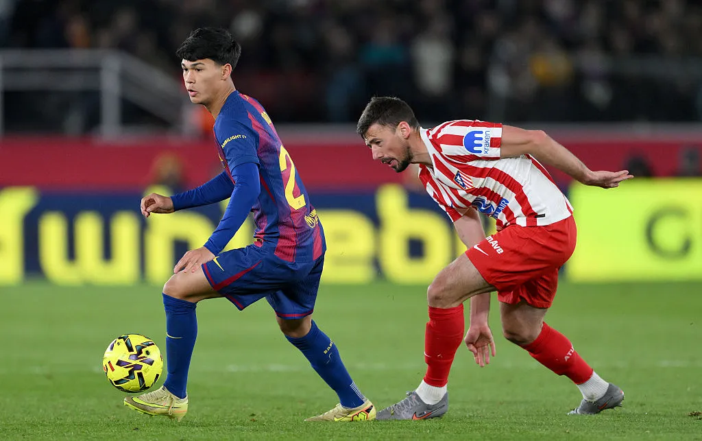 Hansi Flick ficou sabendo sobre o desejo do jovem&nbsp;Dro Fernández&nbsp;de deixar o clube ainda nesta janela de transferências. O Barcelona deve aceitar e um clube deve pagar a cláusula de rescisão, segundo o Sport. Porém, Flick ficou extremamente irritado com essa decisão (Foto: David Ramos/Getty Images)