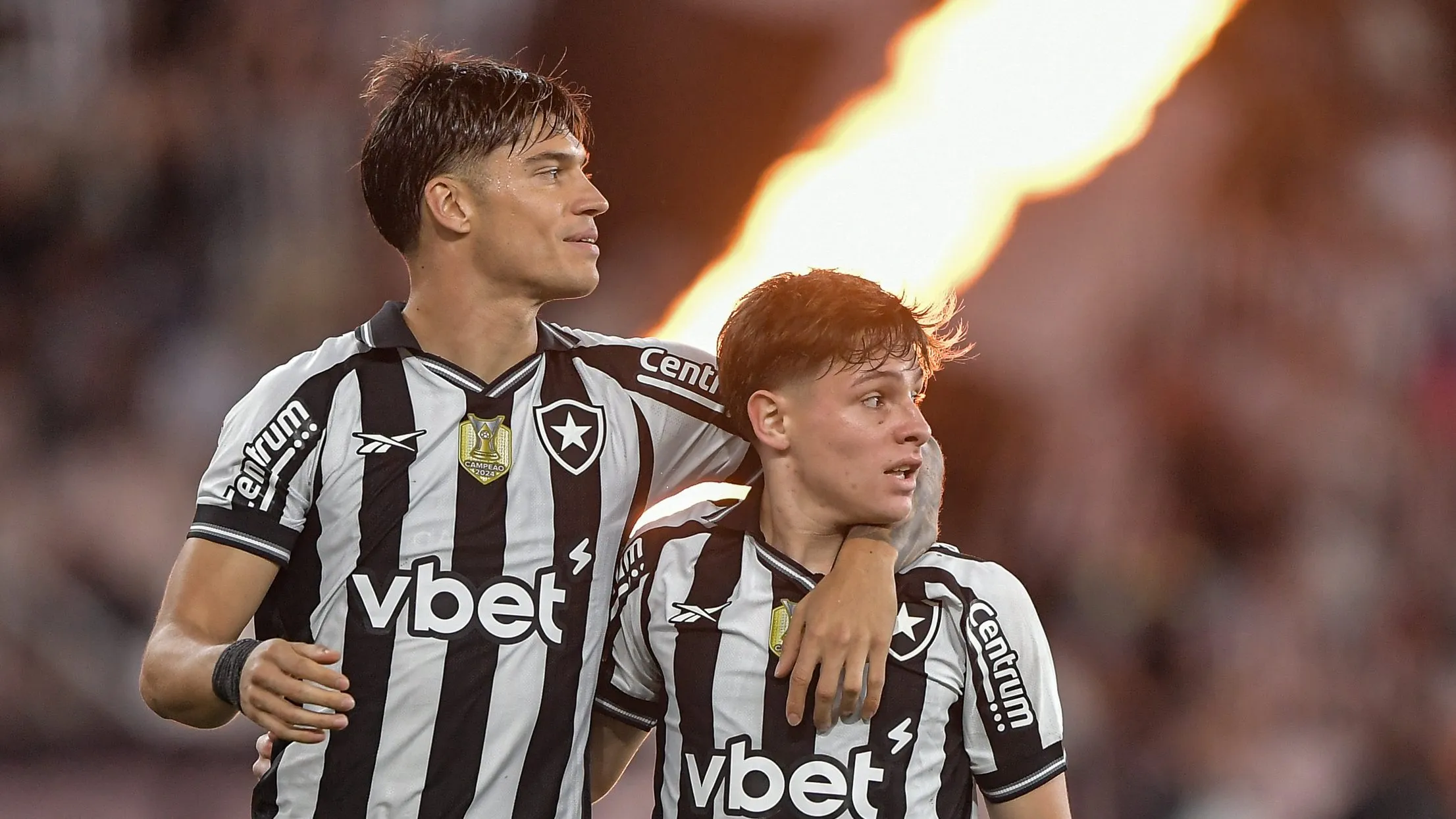 Joaquín Correa comemora gol com Montoro – Foto: Thiago Ribeiro/AGIF