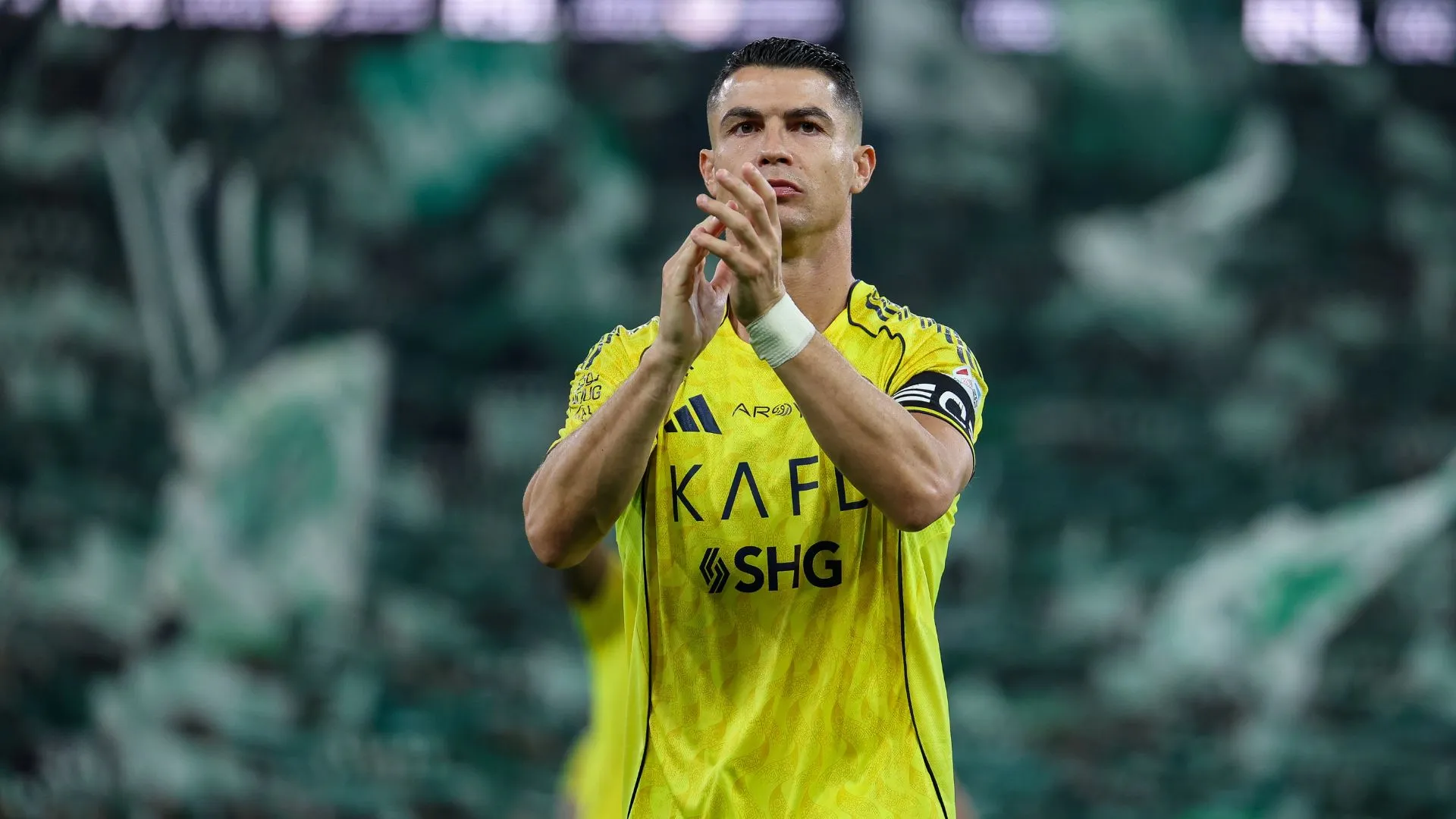 CR7 saudando a torcida em jogo do Al-Nassr (foto: Yasser Bakhsh/Getty Images)
