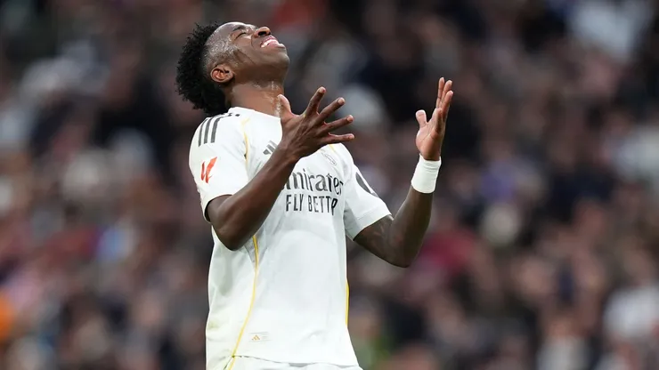 Vinicius Júnior lamentando em campo