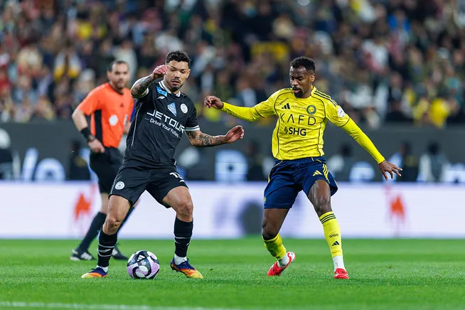 Carlos Junior e Abdullah Al-Khaibari em disputa de bola.  (Photo by Abdullah Ahmed/Getty Images)
