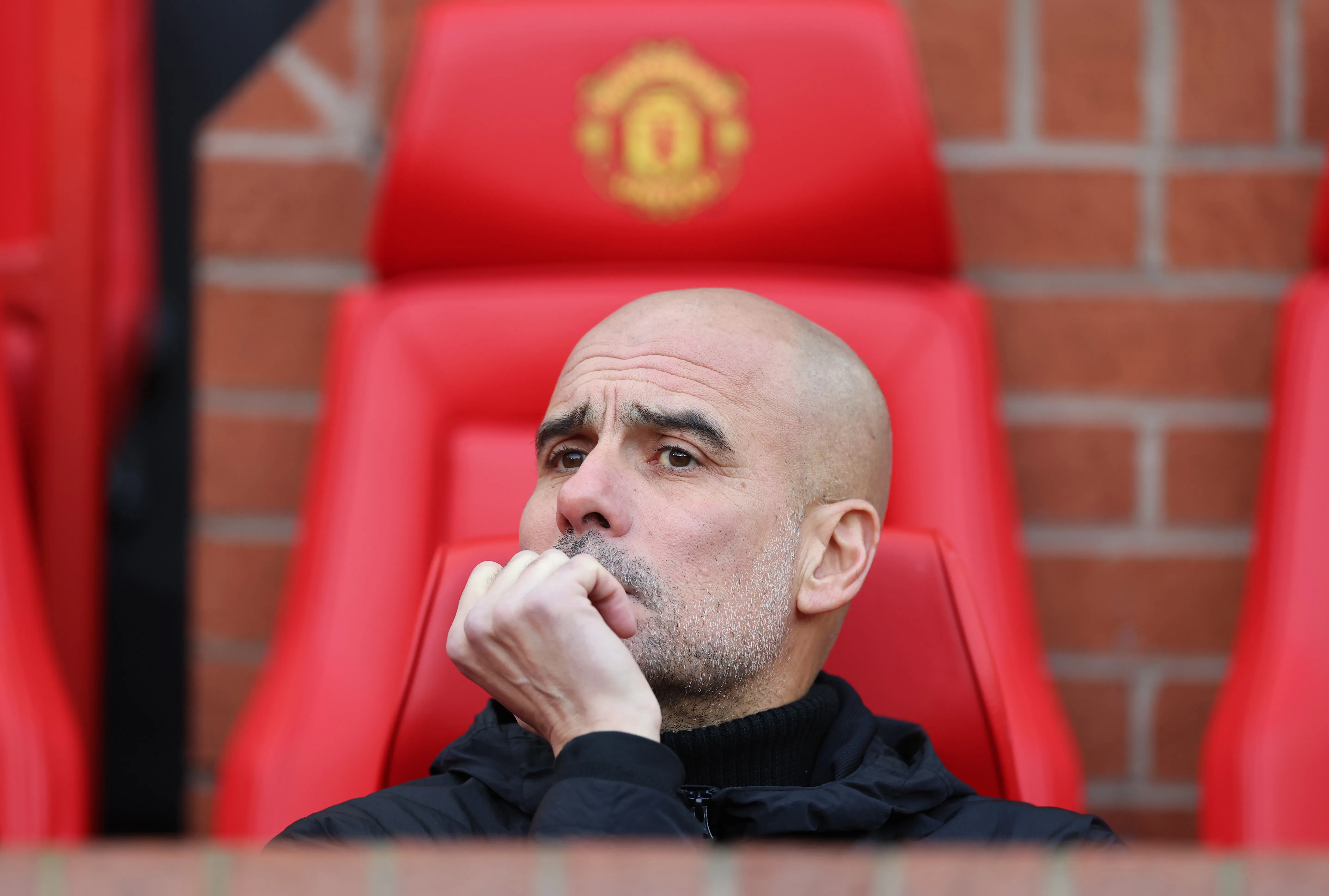 Pep Guardiola, técnico do Manchester City, observa antes da partida da Premier League entre Manchester United e Manchester City, em Old Trafford, em 17 de janeiro de 2026, em Manchester, Inglaterra. (Foto: Carl Recine/Getty Images)