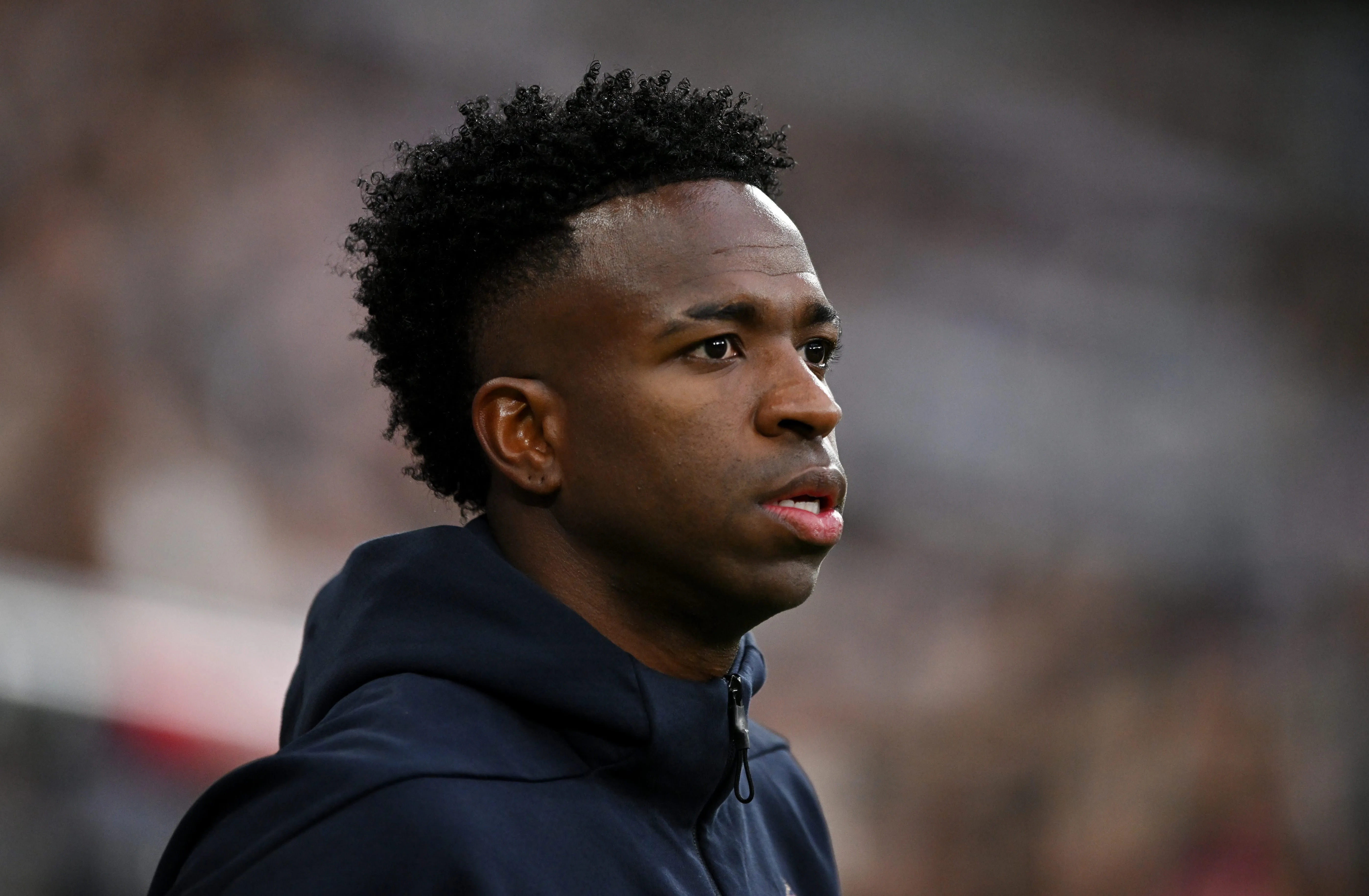 Vinicius Junior, do Real Madrid, observa antes da partida da LaLiga EA Sports entre Real Madrid CF e Levante UD no Estádio Santiago Bernabéu, em 17 de janeiro de 2026, em Madri, Espanha. (Foto: Denis Doyle/Getty Images)