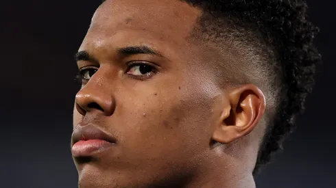 Estêvão foi barrado por Rosenior de Chelsea x Brentford devido a surto de virose. (Foto: Alex Pantling/Getty Images)
