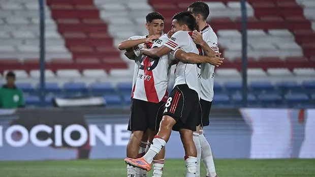 Jogadores do River Plate comerando gol contra o Millonarios. Foto: River Plate
