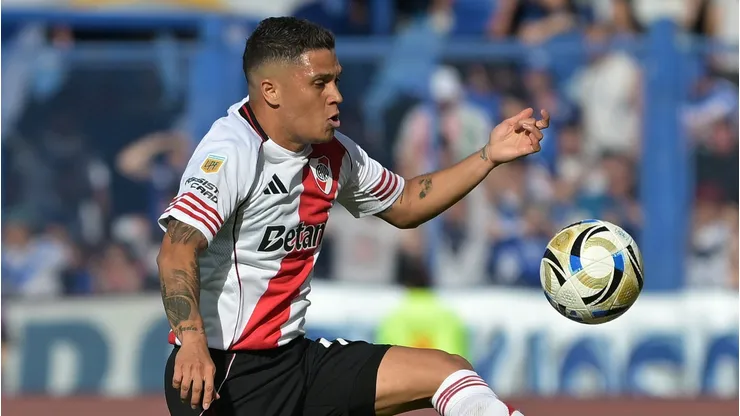BUENOS AIRES, ARGENTINA - NOVEMBER 16: Juan Fernando Quintero of River Plate controls the ball during a Torneo Clausura Betano 2025 match between Velez Sarsfield and River Plate at Jose Amalfitani Stadium on November 16, 2025 in Buenos Aires, Argentina. (Photo by Marcelo Endelli/Getty Images)