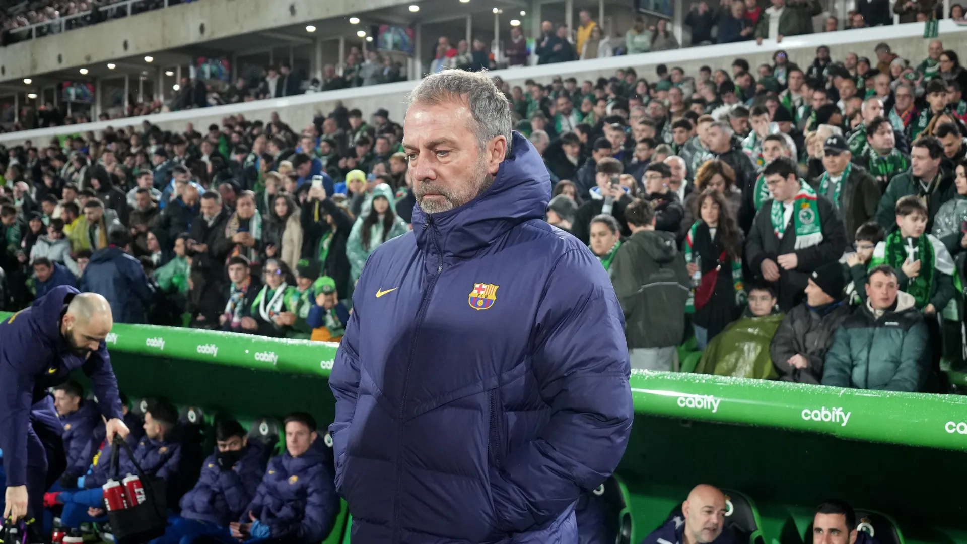 Hansi Flick olha para baixo durante partida pelo Barcelona