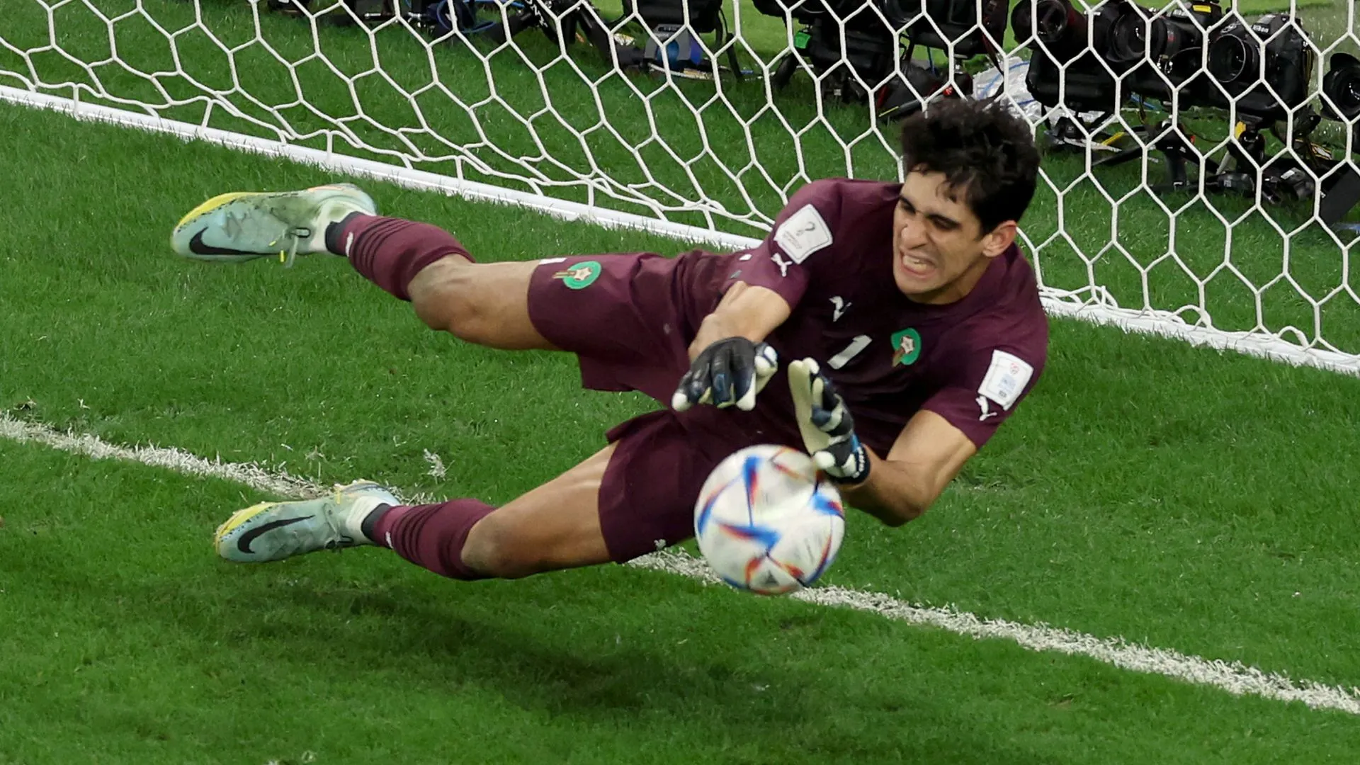 Bono defendendo pênalti, na Copa do Mundo 2022 (foto: Alexander Hassenstein/Getty Images)