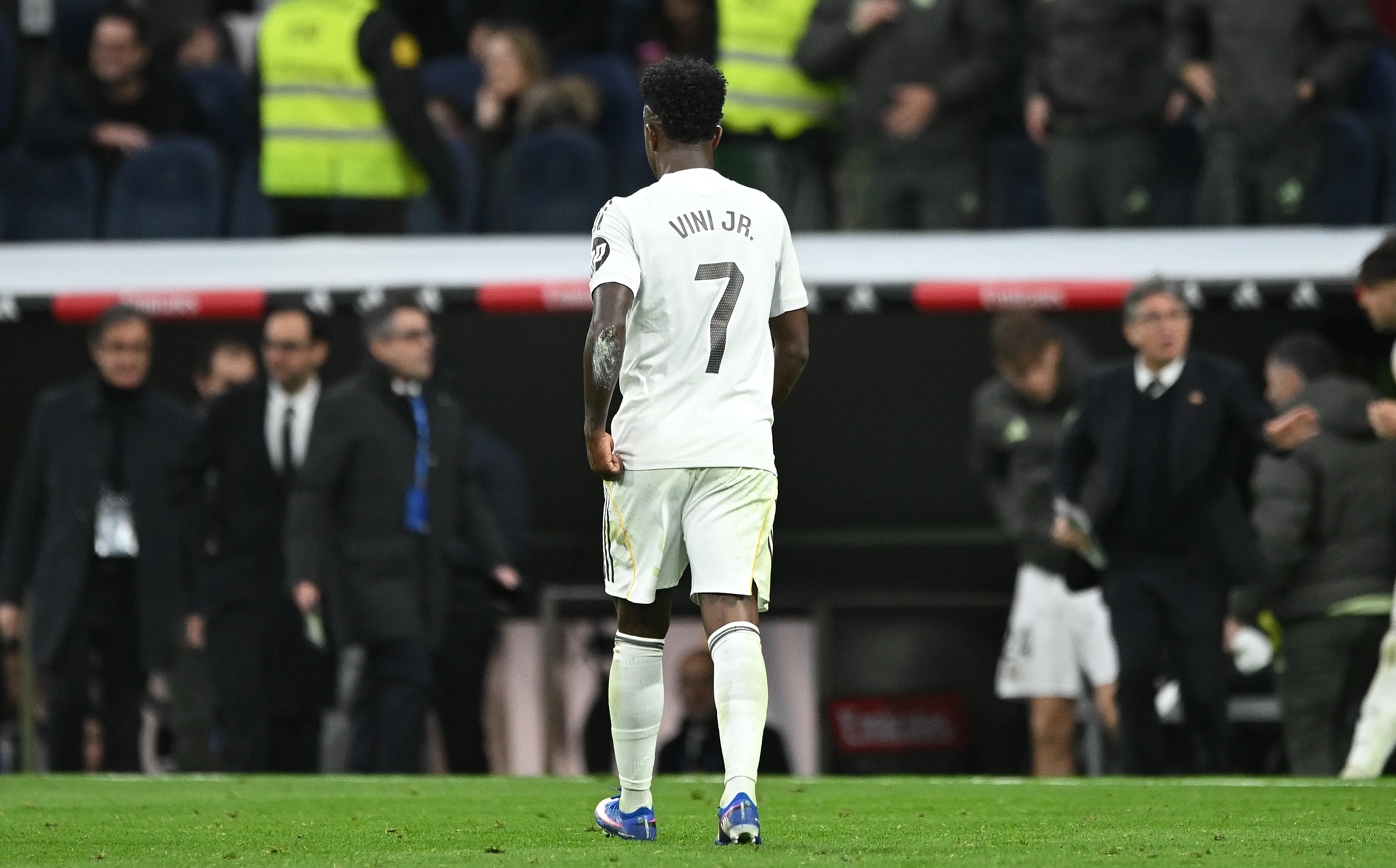 Vinicius Jr caminha enquanto recebe vais no Bernabéu. Foto: Denis Doyle/Getty Images