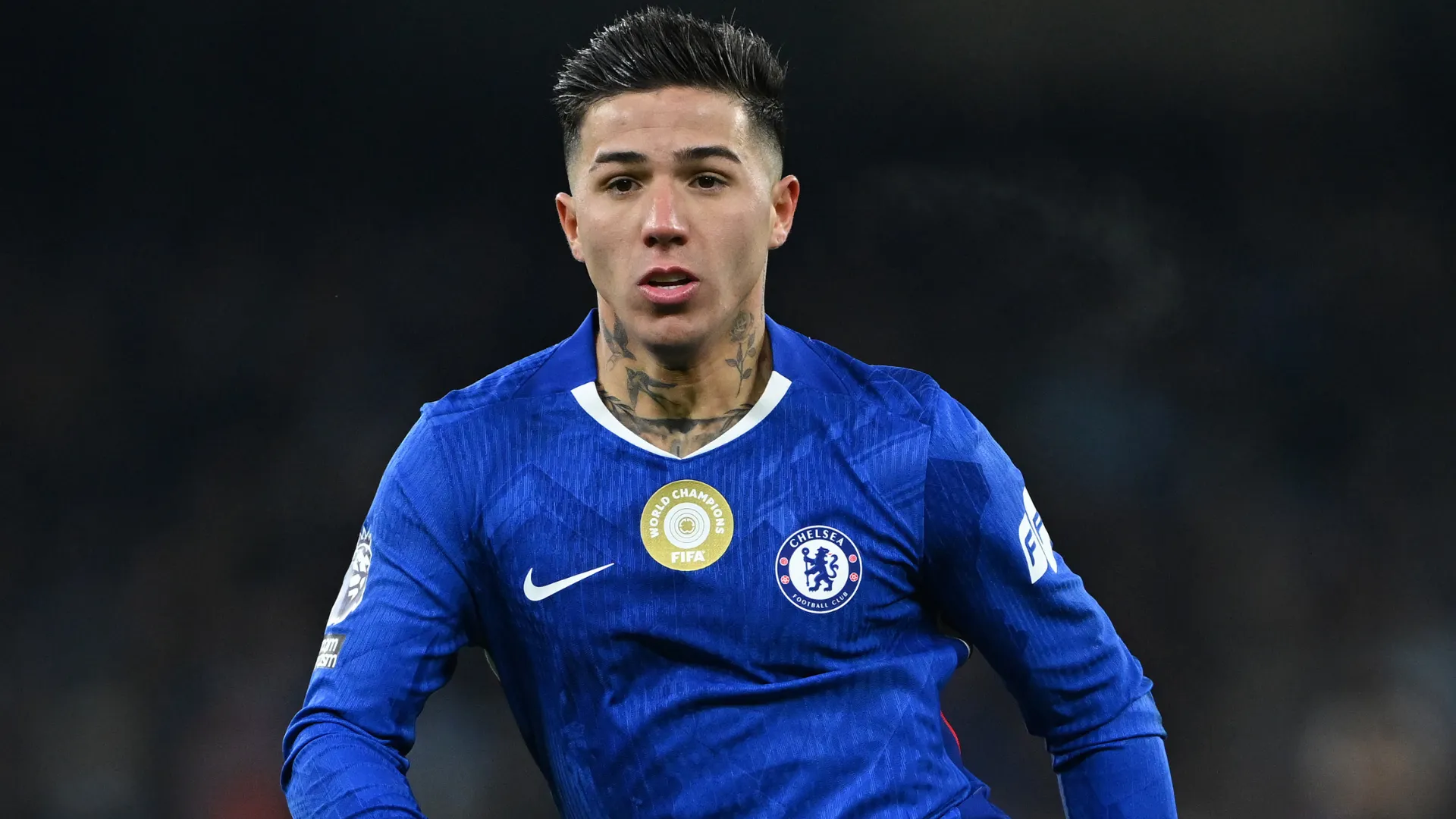 Enzo Fernández aparece olhando para o centro durante um jogo do Chelsea