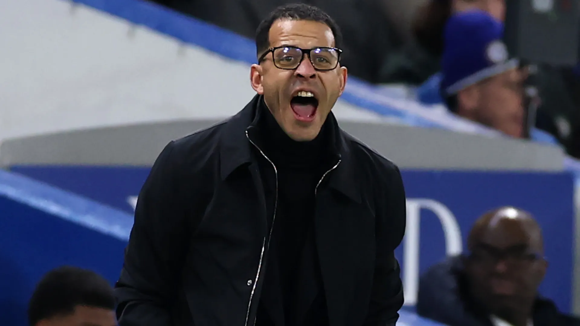 Liam Rosenior grita durante partida como técnico do Chelsea
